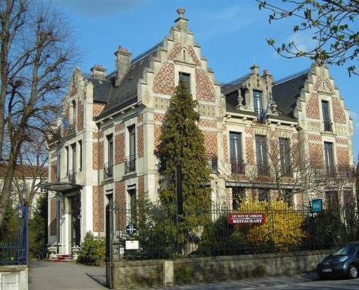 La façade de briques et de pierre du manoir des Ducs de Lorraine, avenue de Provence à Épinal