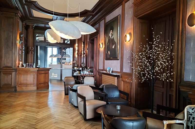 Le salon lambrissé, fauteuils de cuir et portrait ancien