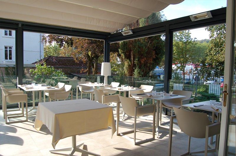 La véranda dressée, ouverte sur le jardin